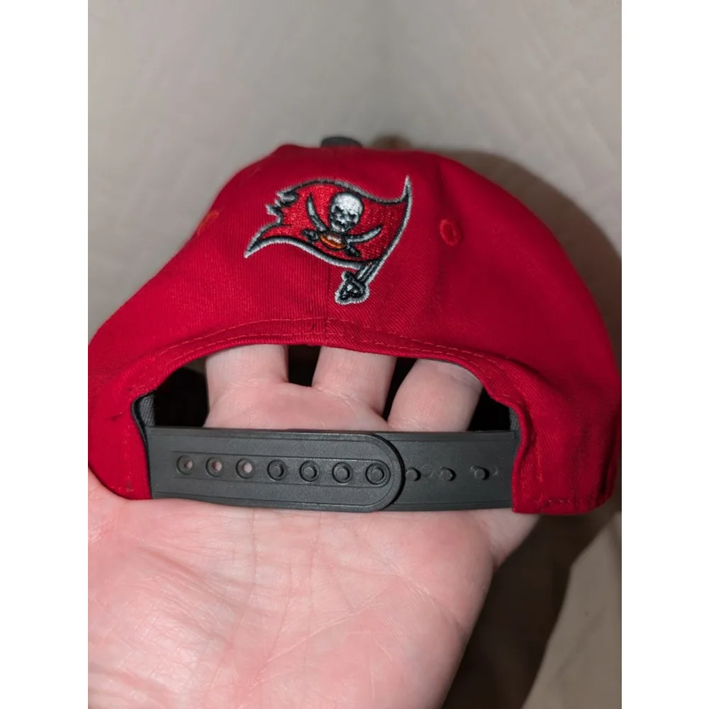 NFL Team Apparel Tampa Bay Buccaneers Red Black Hat One Size, Boys Yourh